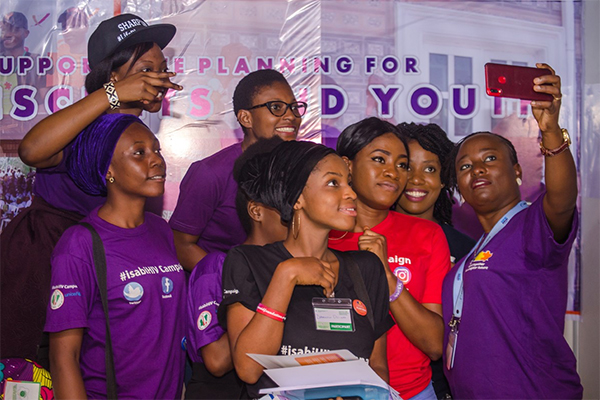 Les ambassadeurs de la planification de la vie au Nigeria utilisent WhatsApp pour encadrer les jeunes pairs