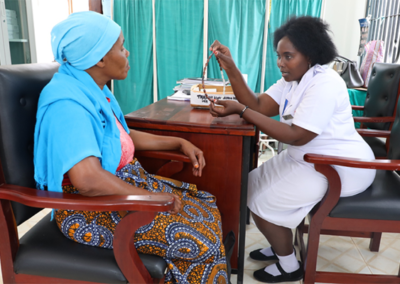 Une infirmière dévouée innove en chantant pour que les Tanzaniens parlent de planification familiale