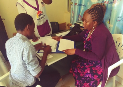 Bridging the Gap : TCI lance des listes de contrôle pour l'évaluation de la qualité du planning familial en Afrique de l'Est
