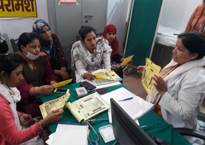 La matrice 2BY2 aide les ASHA et les ANM Aligarh, Inde, à établir des priorités parmi les clients du planning familial