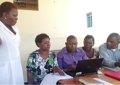 Mwanza में कार्यक्रम वितरण और डेटा गुणवत्ता को बढ़ाने के लिए निकट, वास्तविक समय रिपोर्टिंग तकनीकों का championing उपयोग