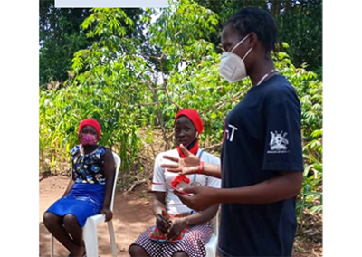 یوگنڈا کے ضلع گنگا میں یوتھ چیمپئن ڈورین کاسوا اپنے ساتھیوں کی مدد کرتی ہیں