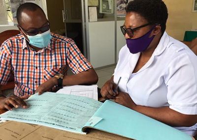 अरुशा सिटी, तंजानिया में सामुदायिक संवाद, पुरुषों को उनके परिवार की स्वास्थ्य देखभाल में संलग्न करने में मदद करें