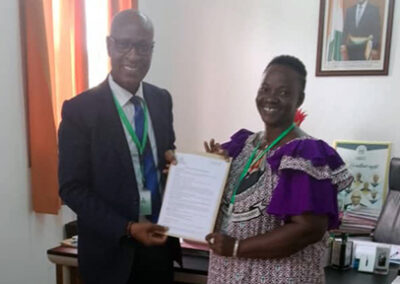 Un entraîneur formé sur TCI est honoré pour s'être fait le champion de la planification familiale dans la commune de Port Bouet à Abidjan