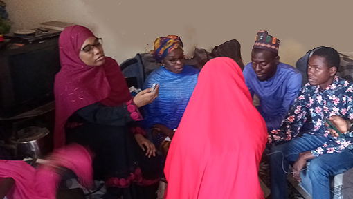 Des mobilisateurs sociaux dans l'État de Gombe, au Nigeria, aident un couple marié à découvrir les avantages du planning familial