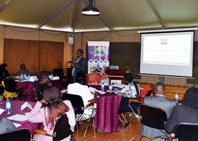 केन्या में स्थानीय सरकारी कार्यान्वयनकर्ता स्वास्थ्य कार्यक्रमों के वित्तीय प्रबंधन के बारे में सीखते हैं