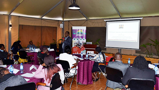 Les responsables de la mise en œuvre des gouvernements locaux au Kenya s'informent sur la gestion financière des programmes de santé