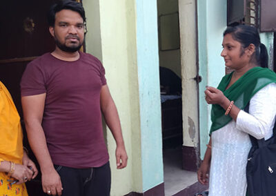 TCI शहरी कहानियां: झारखंड के बोकारो में रीना देवी जैसी आशा कार्यकर्ताओं ने पुरुषों को परिवार नियोजन का समर्थन करने के लिए प्रेरित किया