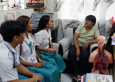 Le centre pour adolescents de Naga City offre aux mères adolescentes des conseils non moralisateurs pour qu'elles restent à l'école.