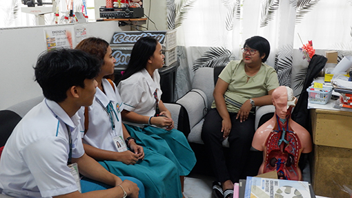 Le centre pour adolescents de Naga City offre aux mères adolescentes des conseils non moralisateurs pour qu'elles restent à l'école.