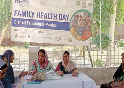 فیصل آباد، پاکستان میں بنیادی صحت یونٹ میں فیملی ہیلتھ ڈے، خاندانی منصوبہ بندی میں اضافے کا باعث بنا