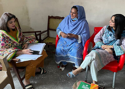 Ensemble, les frères et sœurs impliquent les hommes dans la sensibilisation et l'augmentation du nombre de clients des services de planification familiale à Gujranwala, au Pakistan.