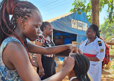 یوگنڈا کے تین اضلاع میں نوجوانوں پر مرکوز اقدامات عمر رسیدہ خواتین کے لئے خاندانی منصوبہ بندی کے نتائج کو بھی 'فروغ' دیتے ہیں