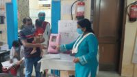 ANM distribuant des contraceptifs à l'UPHC de Maharajpur, Ghaziabad, UP, Inde 
