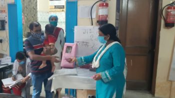 ANM distribuant des contraceptifs à l'UPHC de Maharajpur, Ghaziabad, UP, Inde
