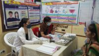 रामपुर यूपीएचसी, मुजफ्फरनगर, यूपी, भारत में विश्व गर्भनिरोधक दिवस पर स्टाफ नर्स और एएनएम की काउंसलिंग 