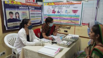 Infirmière et conseil de l&#039;ANM lors de la Journée mondiale de la contraception à Rampur UPHC, Muzaffarnagar, UP, Inde