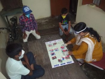 Un conseiller de TCIHC AY joue à des jeux interactifs de santé sexuelle et reproductive avec des adolescents à Gorakhpur, en Inde